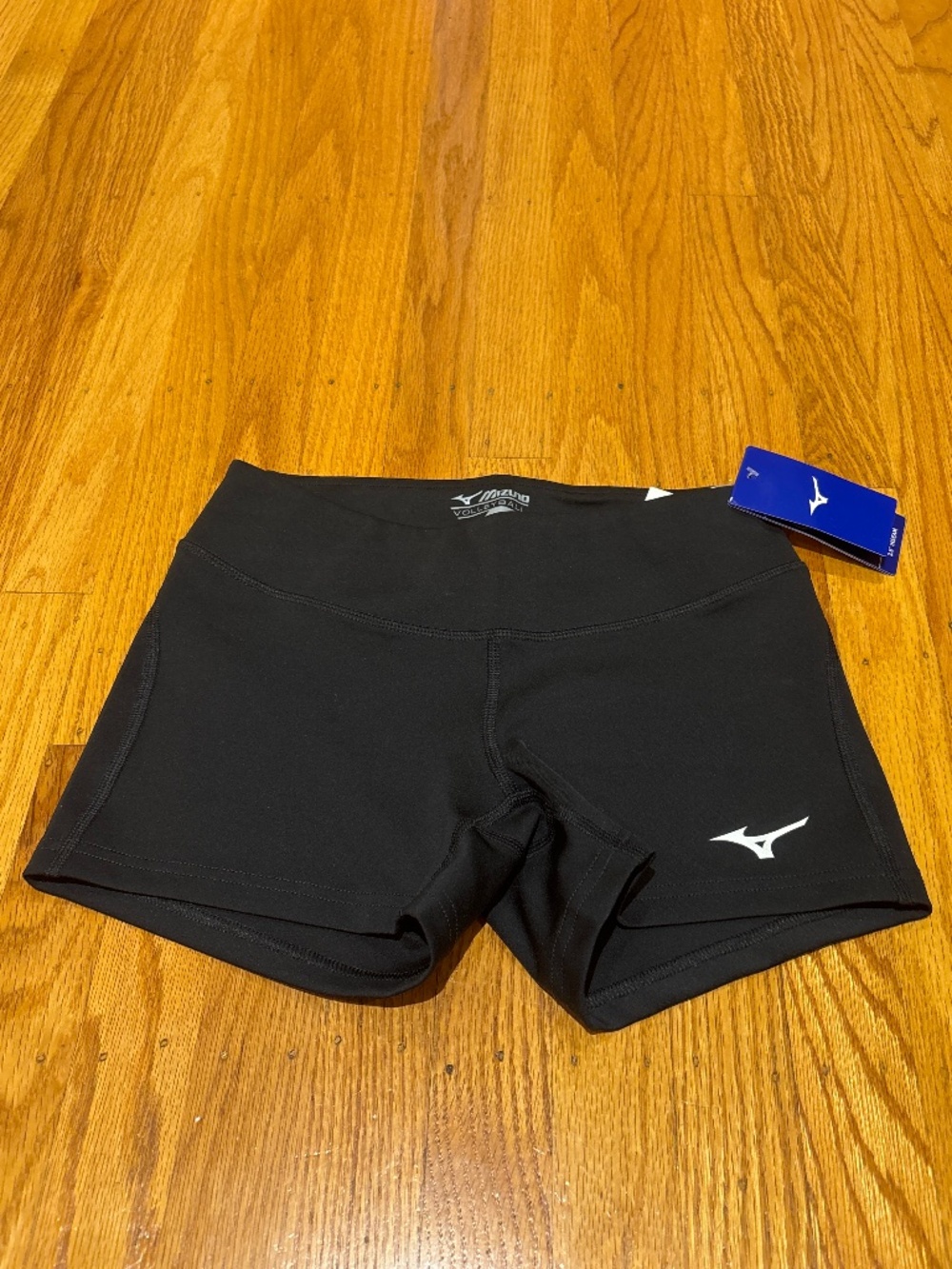 Mizuno women’s medium victory 3.5” Volleyball shorts